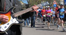 Run & Rock ist heute angesagt. Die Dichte der Bands ist wie versprochen, manchmal hat man noch den Klang des letzten Songs im Ohr, schon kommt die n&auml;chste Band in H&ouml;rweite