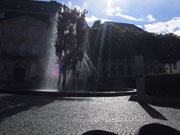 Der Fastnachtsbrunnen im Sonnenschein