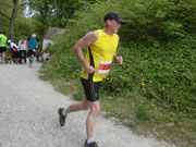 Charly rollt an